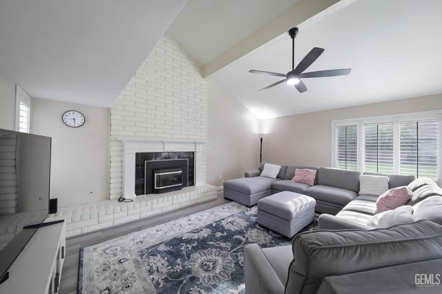 2000 Ashe Road 18, Bakersfield, CA 93309