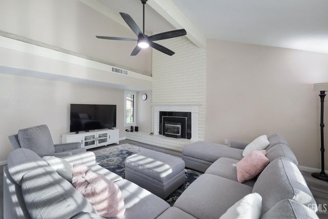 2000 Ashe Road 18, Bakersfield, CA 93309