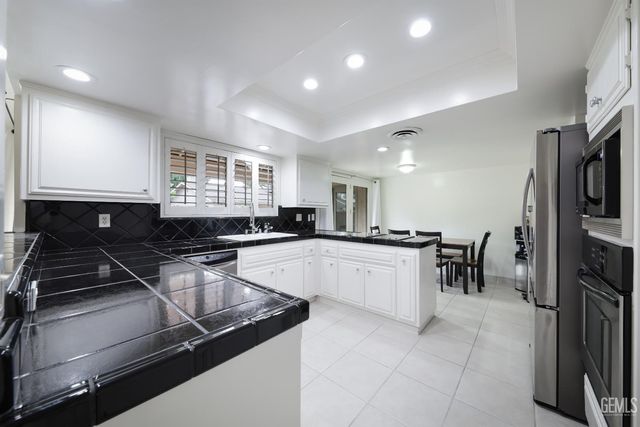 2000 Ashe Road 18, Bakersfield, CA 93309