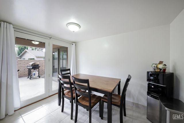 2000 Ashe Road 18, Bakersfield, CA 93309