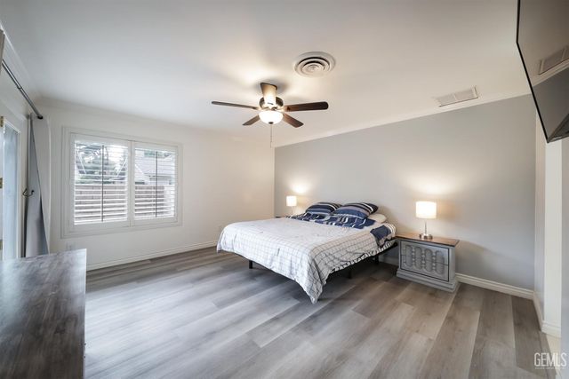 2000 Ashe Road 18, Bakersfield, CA 93309