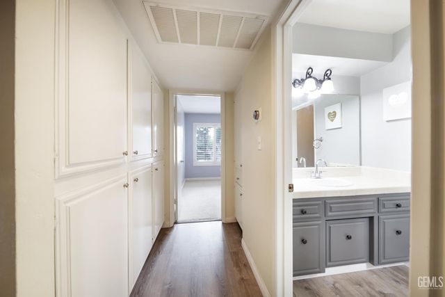 2000 Ashe Road 18, Bakersfield, CA 93309