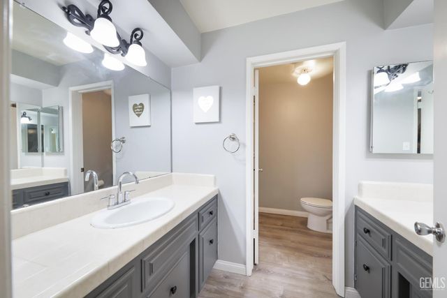 2000 Ashe Road 18, Bakersfield, CA 93309