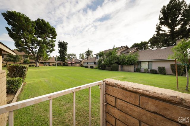 2000 Ashe Road 18, Bakersfield, CA 93309