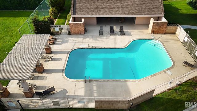 2000 Ashe Road 18, Bakersfield, CA 93309