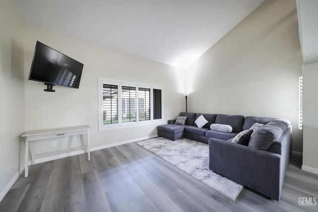 2000 Ashe Road 18, Bakersfield, CA 93309