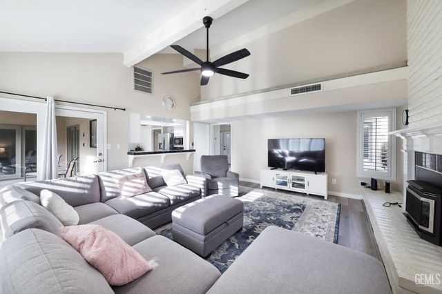 2000 Ashe Road 18, Bakersfield, CA 93309