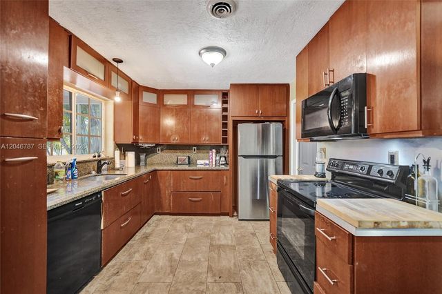 206 SE 3rd St, Dania Beach, FL 33004