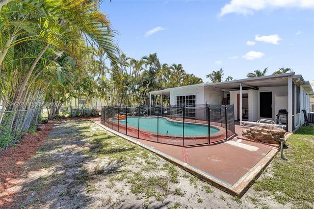 206 SE 3rd St, Dania Beach, FL 33004