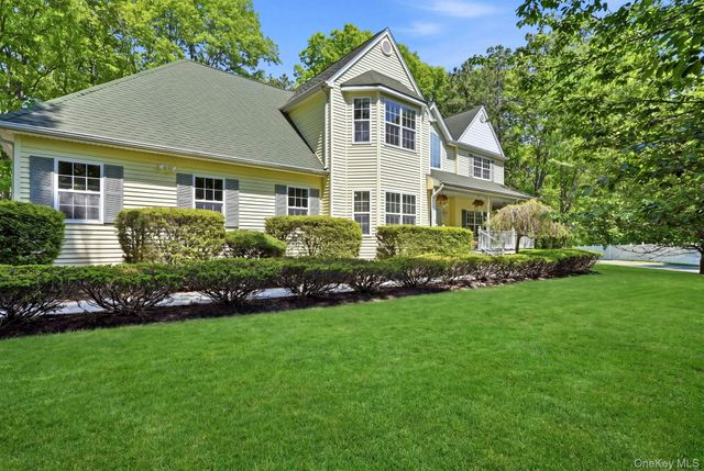 3 Pia Court, Holtsville, NY 11742