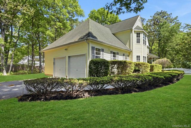 3 Pia Court, Holtsville, NY 11742