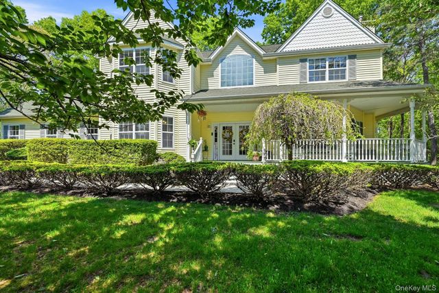 3 Pia Court, Holtsville, NY 11742