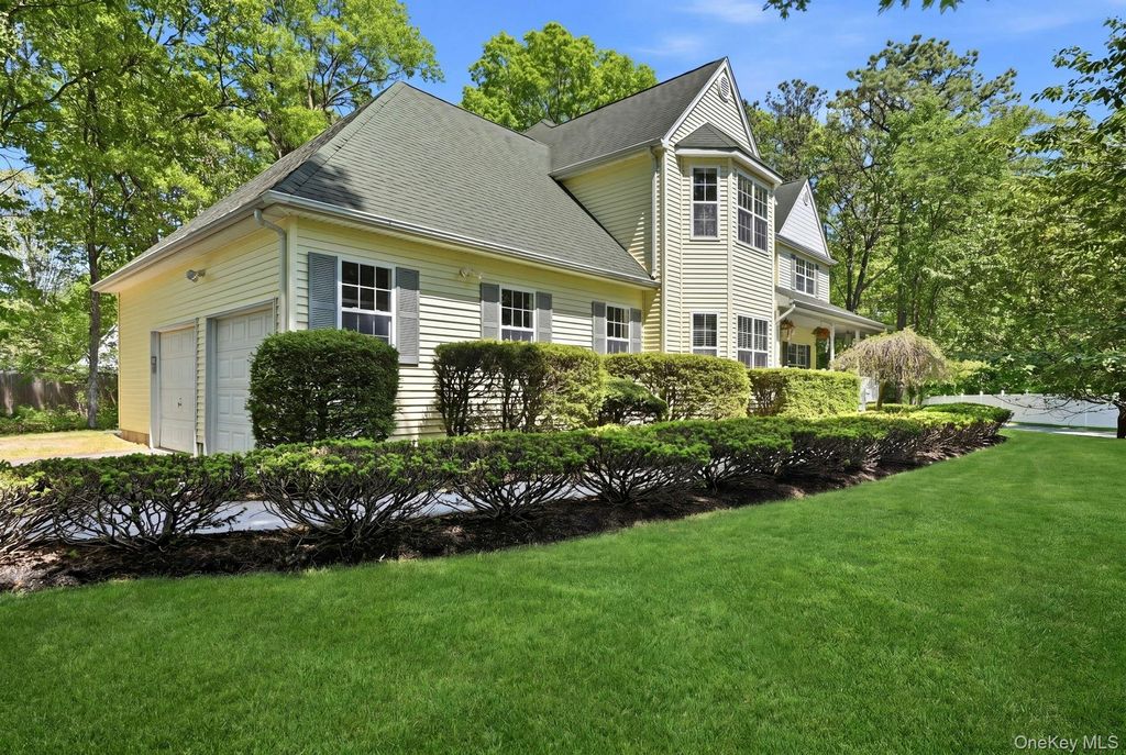 3 Pia Court, Holtsville, NY 11742