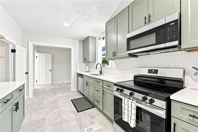 201 W 81st Terrace, Kansas City, MO 64114
