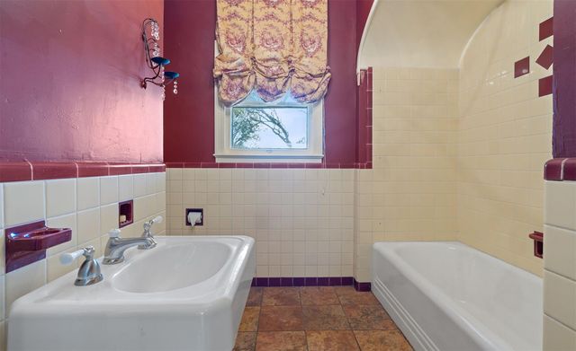 762 S Guadalupe ST, Lockhart, TX 78644