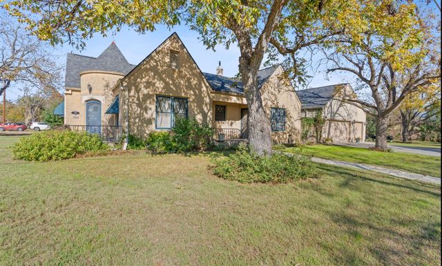 762 S Guadalupe ST, Lockhart, TX 78644