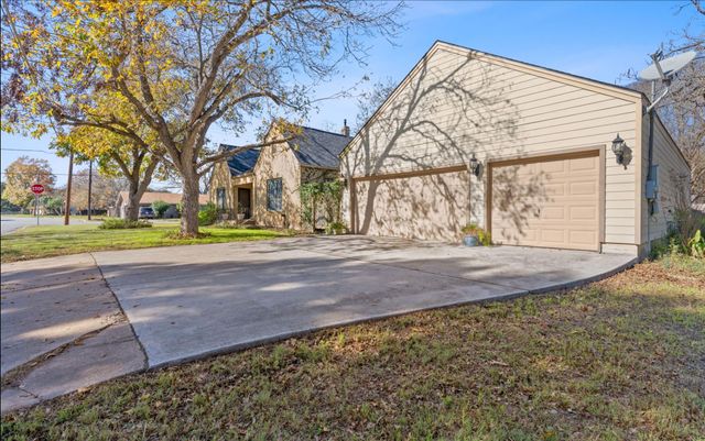762 S Guadalupe ST, Lockhart, TX 78644