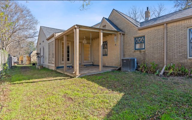 762 S Guadalupe ST, Lockhart, TX 78644