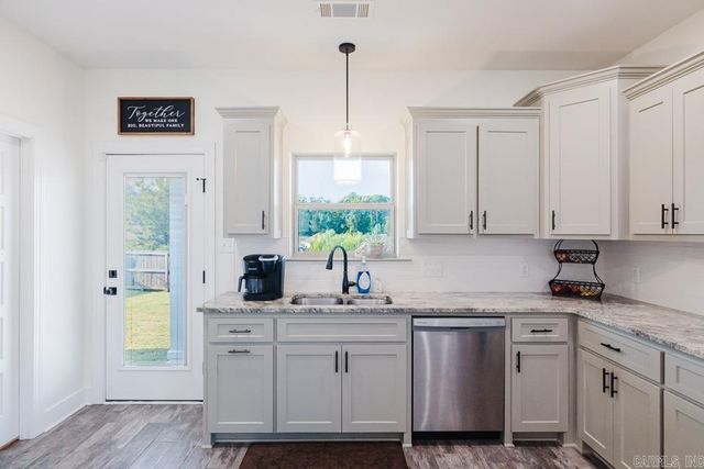 1103 Grand Teton Dr, Benton, AR 72019