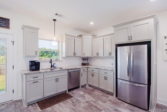 1103 Grand Teton Dr, Benton, AR 72019