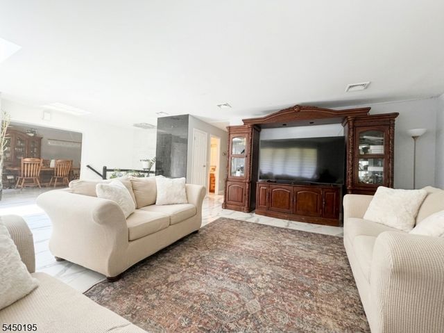 419 Ratzer Rd, Wayne Twp., NJ 07470