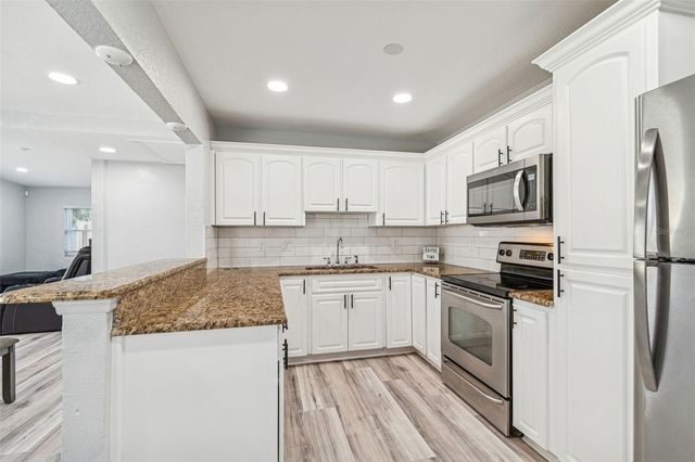 2810 W SILVER LAKE AVENUE, Tampa, FL 33614