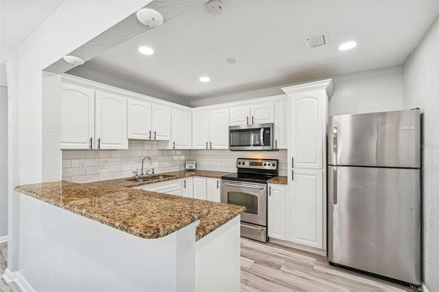 2810 W SILVER LAKE AVENUE, Tampa, FL 33614