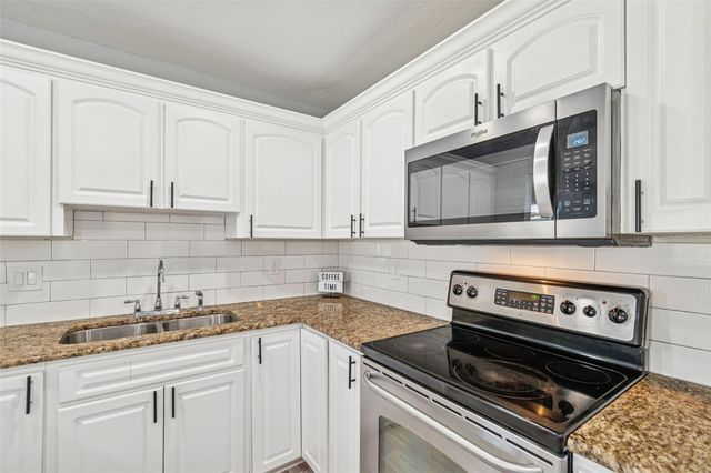 2810 W SILVER LAKE AVENUE, Tampa, FL 33614