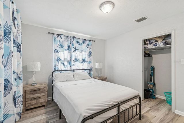 2810 W SILVER LAKE AVENUE, Tampa, FL 33614