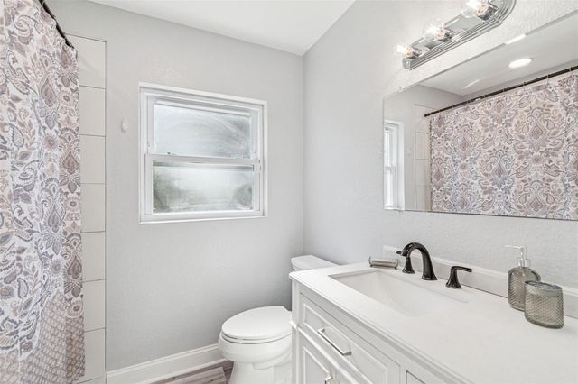 2810 W SILVER LAKE AVENUE, Tampa, FL 33614