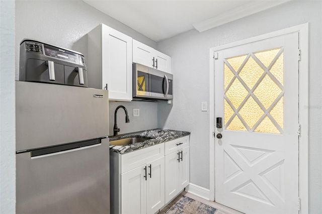 2810 W SILVER LAKE AVENUE, Tampa, FL 33614