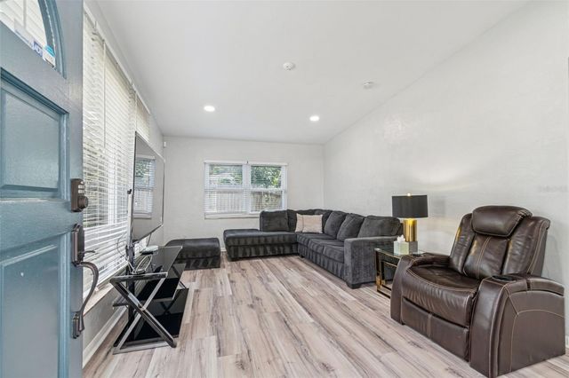 2810 W SILVER LAKE AVENUE, Tampa, FL 33614