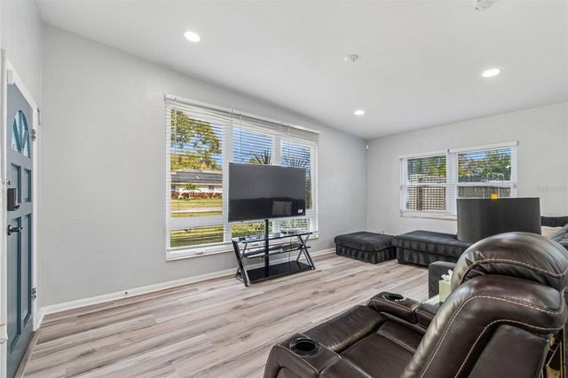 2810 W SILVER LAKE AVENUE, Tampa, FL 33614