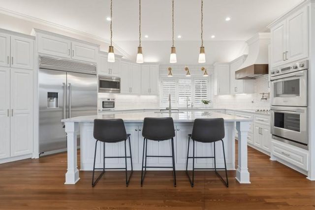 10640 S Glenview Lane, Olathe, KS 66061