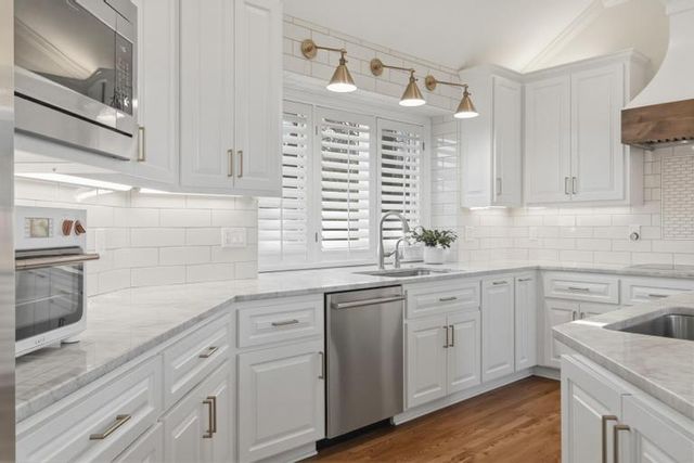 10640 S Glenview Lane, Olathe, KS 66061