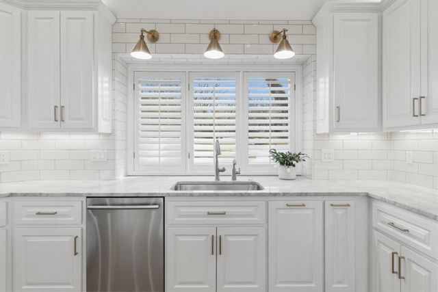 10640 S Glenview Lane, Olathe, KS 66061