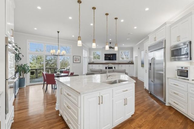 10640 S Glenview Lane, Olathe, KS 66061