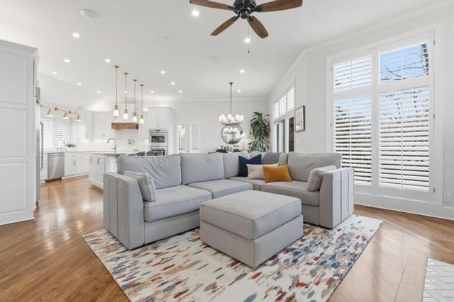 10640 S Glenview Lane, Olathe, KS 66061