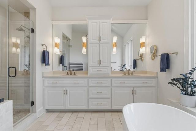 10640 S Glenview Lane, Olathe, KS 66061