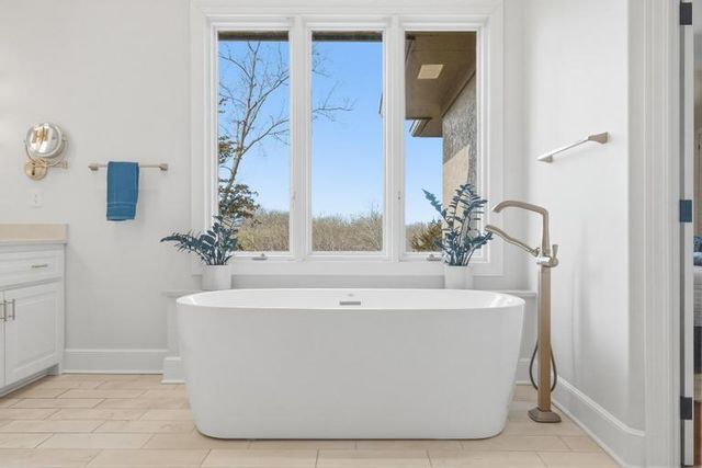 10640 S Glenview Lane, Olathe, KS 66061