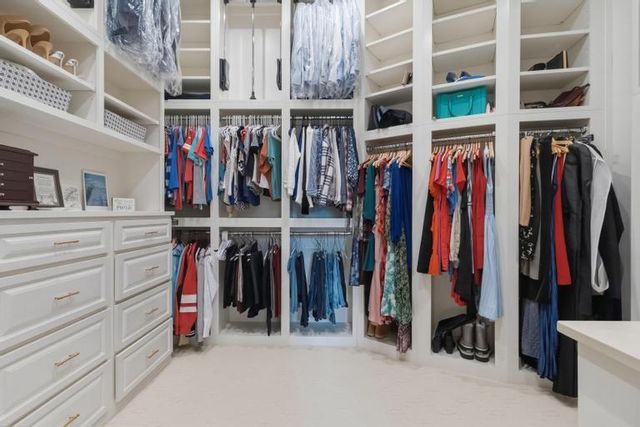 10640 S Glenview Lane, Olathe, KS 66061