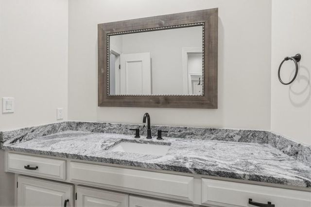 10640 S Glenview Lane, Olathe, KS 66061