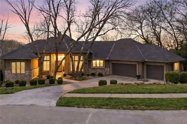 10640 S Glenview Lane, Olathe, KS 66061