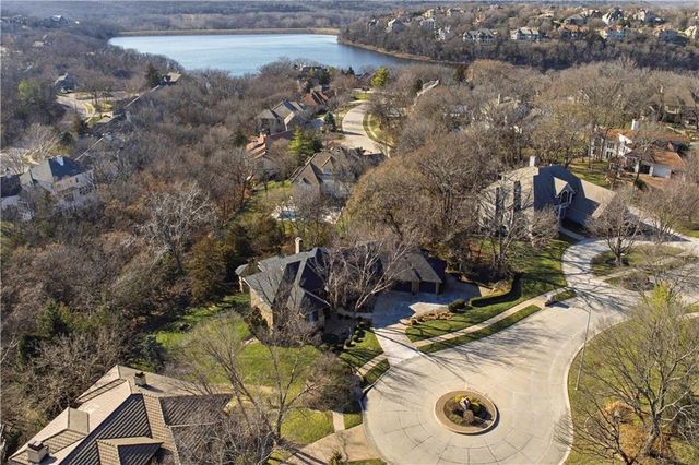 10640 S Glenview Lane, Olathe, KS 66061