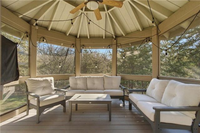 10640 S Glenview Lane, Olathe, KS 66061