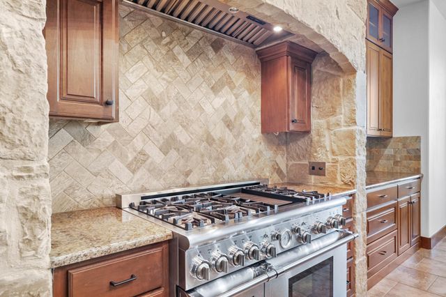 1400 Watercliffe DR, Lago Vista, TX 78645