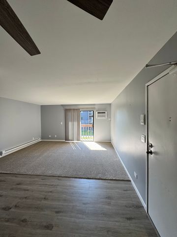 633 Virginia Road 214, Crystal Lake, IL 60014