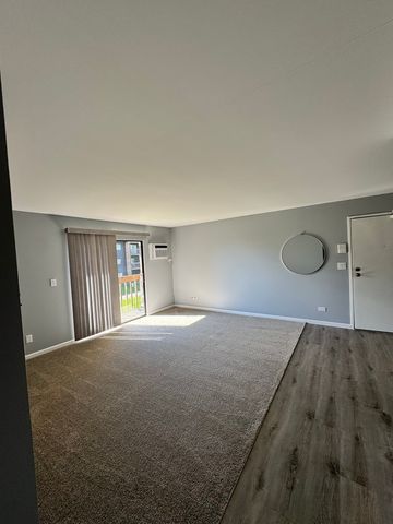 633 Virginia Road 214, Crystal Lake, IL 60014