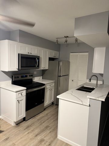 633 Virginia Road 214, Crystal Lake, IL 60014