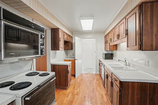 51 Pine Street, South Haven, MI 49090
